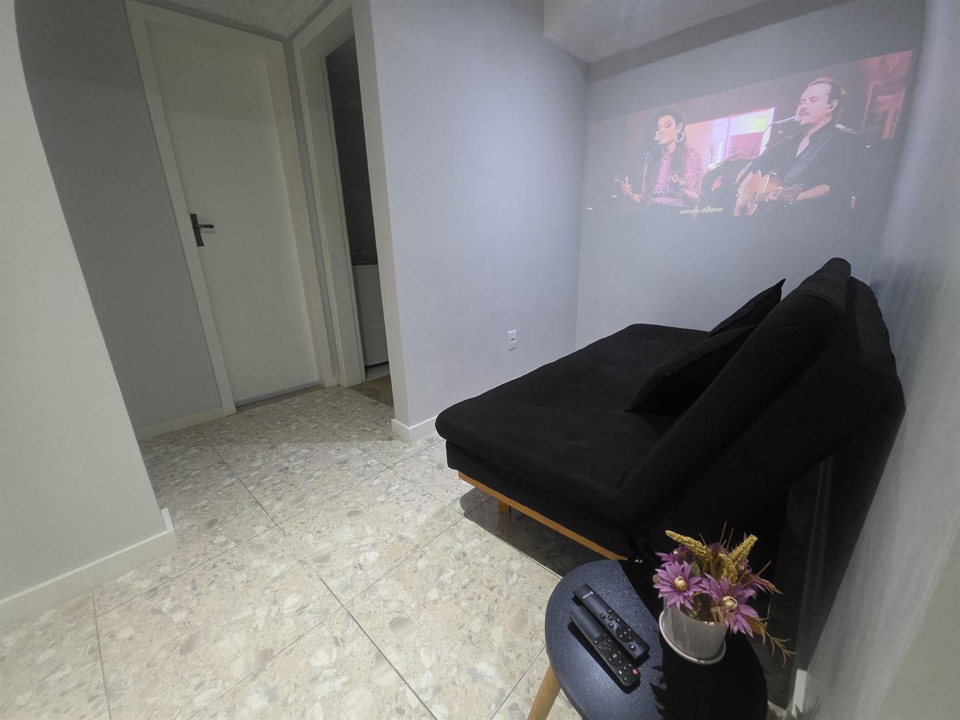 Sala de cinema privada com projetor na Suite Rooftop em Macaé