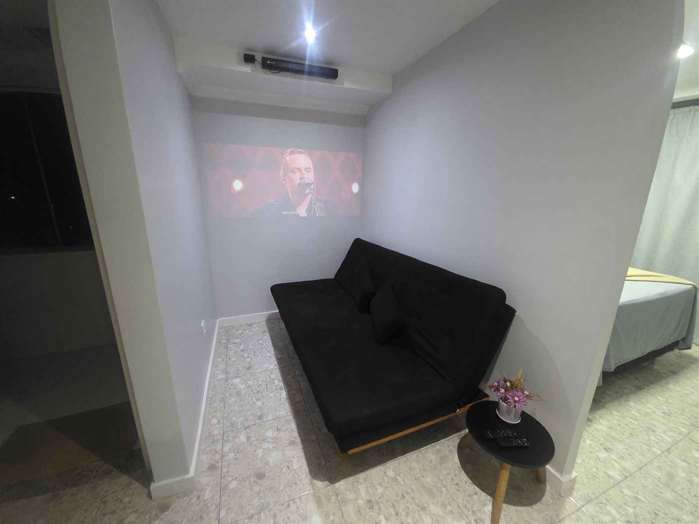Sofá-cama com projetor de cinema na Suite Rooftop em Macaé
