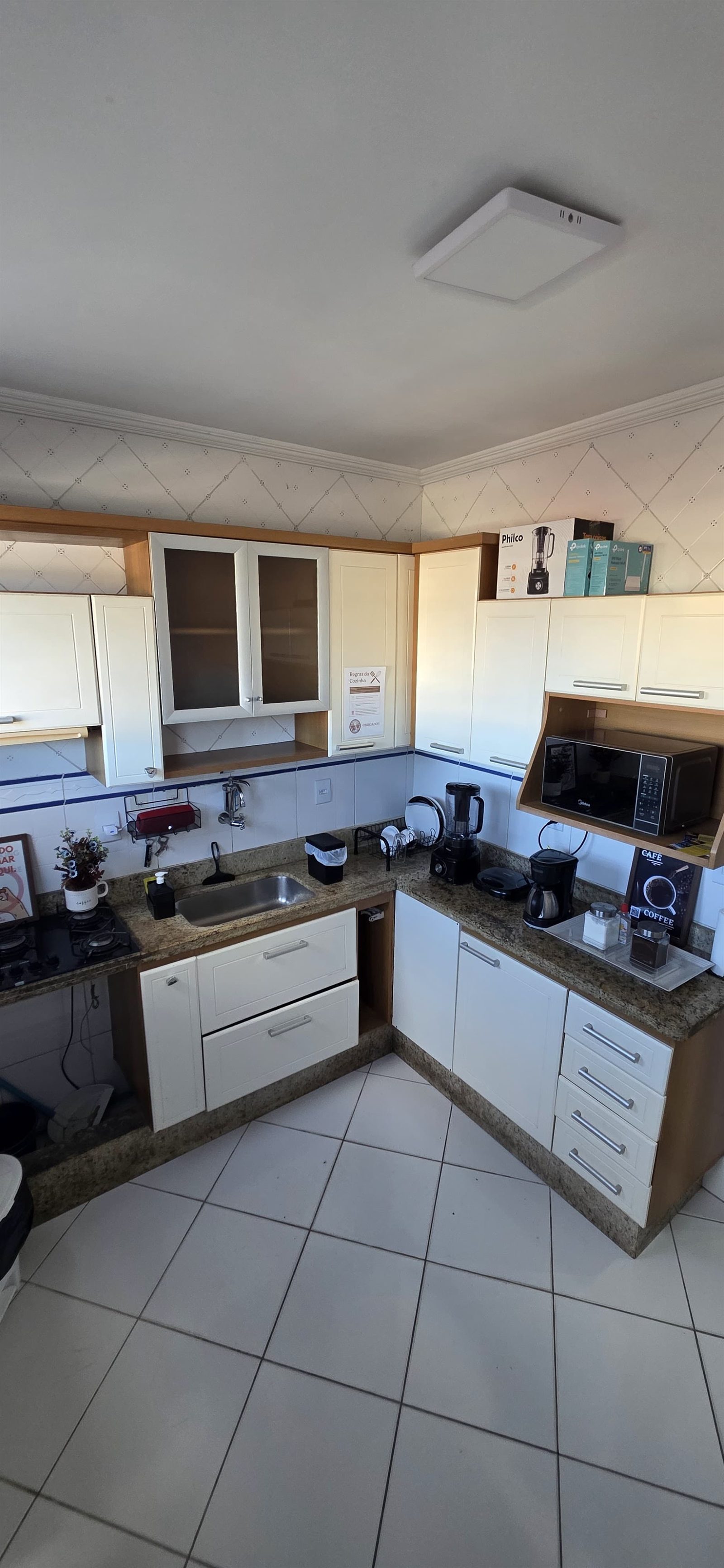 Cozinha compartilhada totalmente equipada no Downtown Rooftop 375 em Macaé
