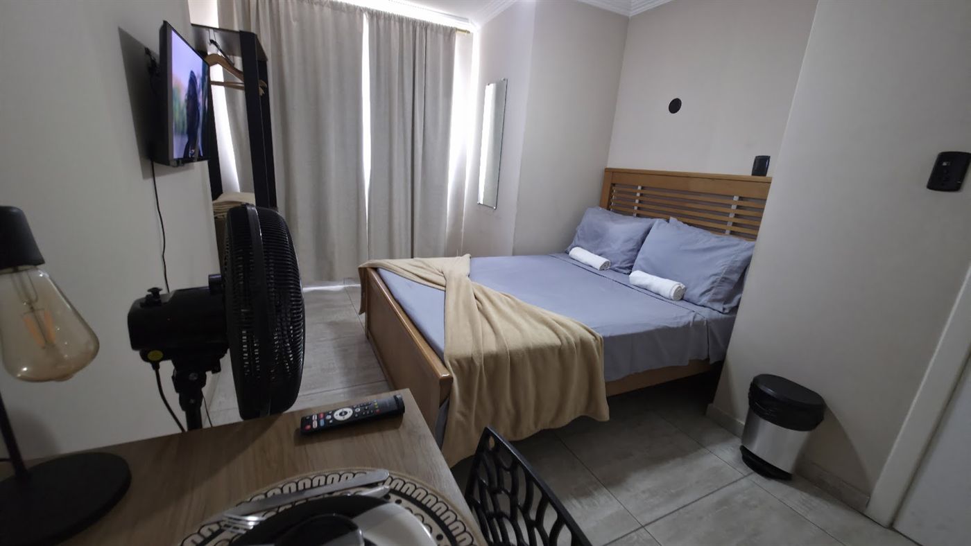 Quarto Standard em Macaé com cama de casal e ventilador