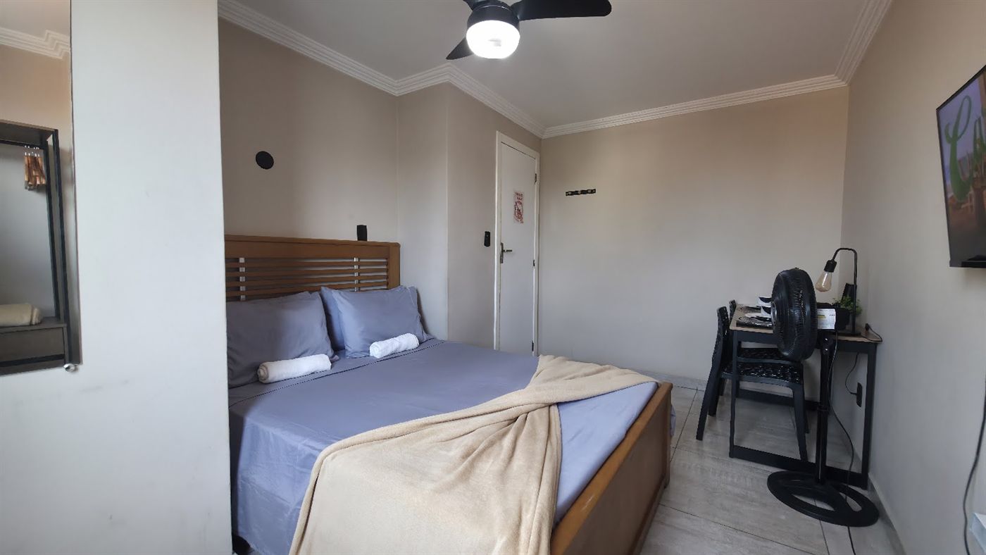 Cama de casal confortável no Quarto Standard em Macaé