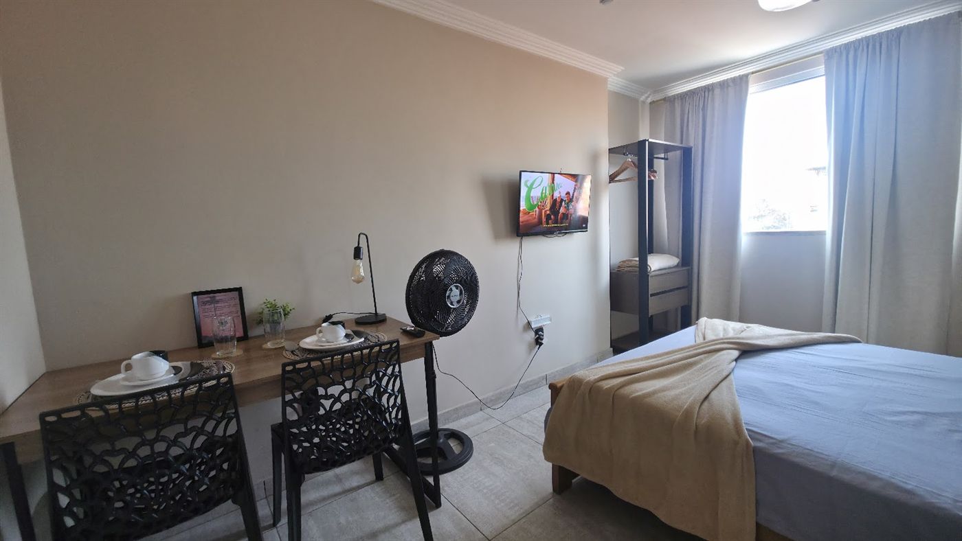 Mesa de trabalho no Quarto Standard em Macaé para profissionais