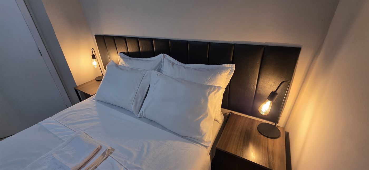 Cama de casal aconchegante no Quarto Standard em Macaé
