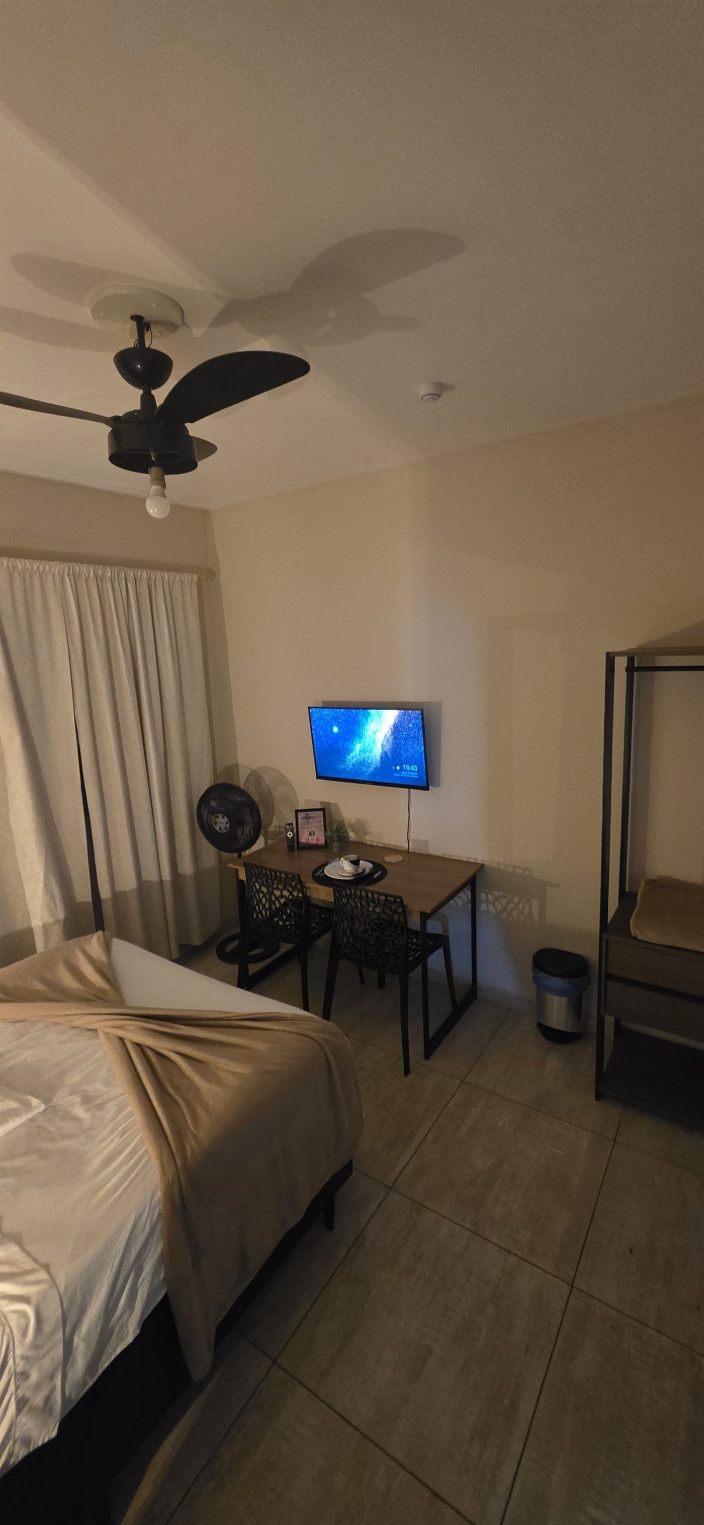 Quarto Standard em Macaé com ventiladores e Smart TV