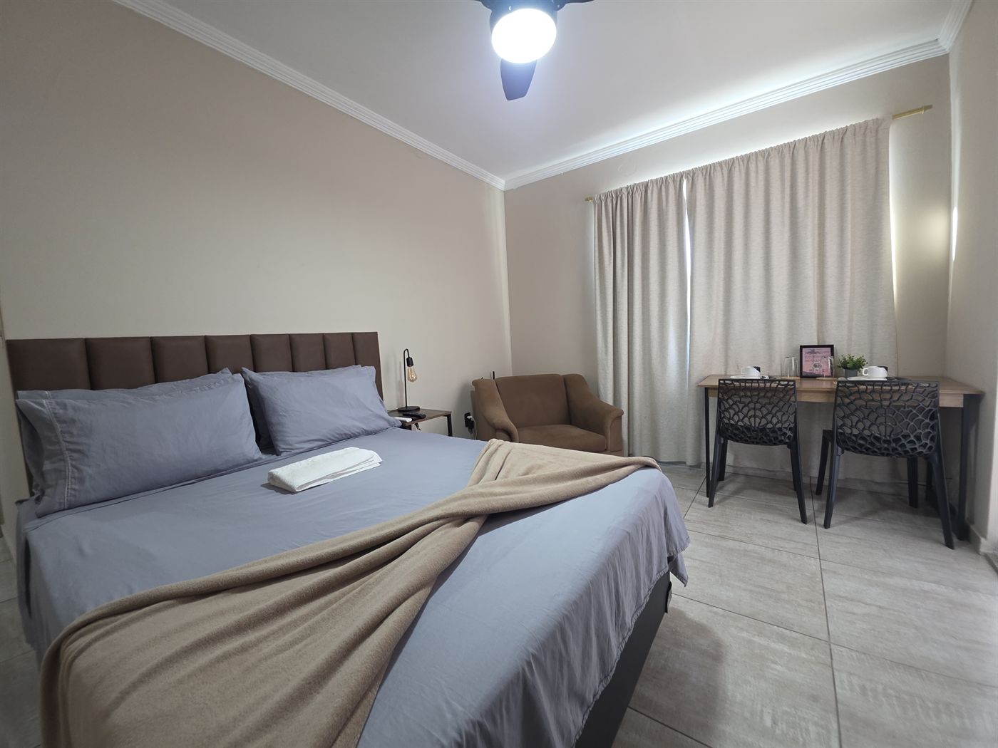 Quarto Comfort com varanda e rede em Macaé