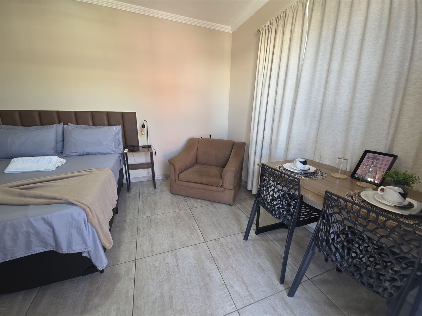 Varanda com rede frente para rua no Quarto Comfort em Macaé