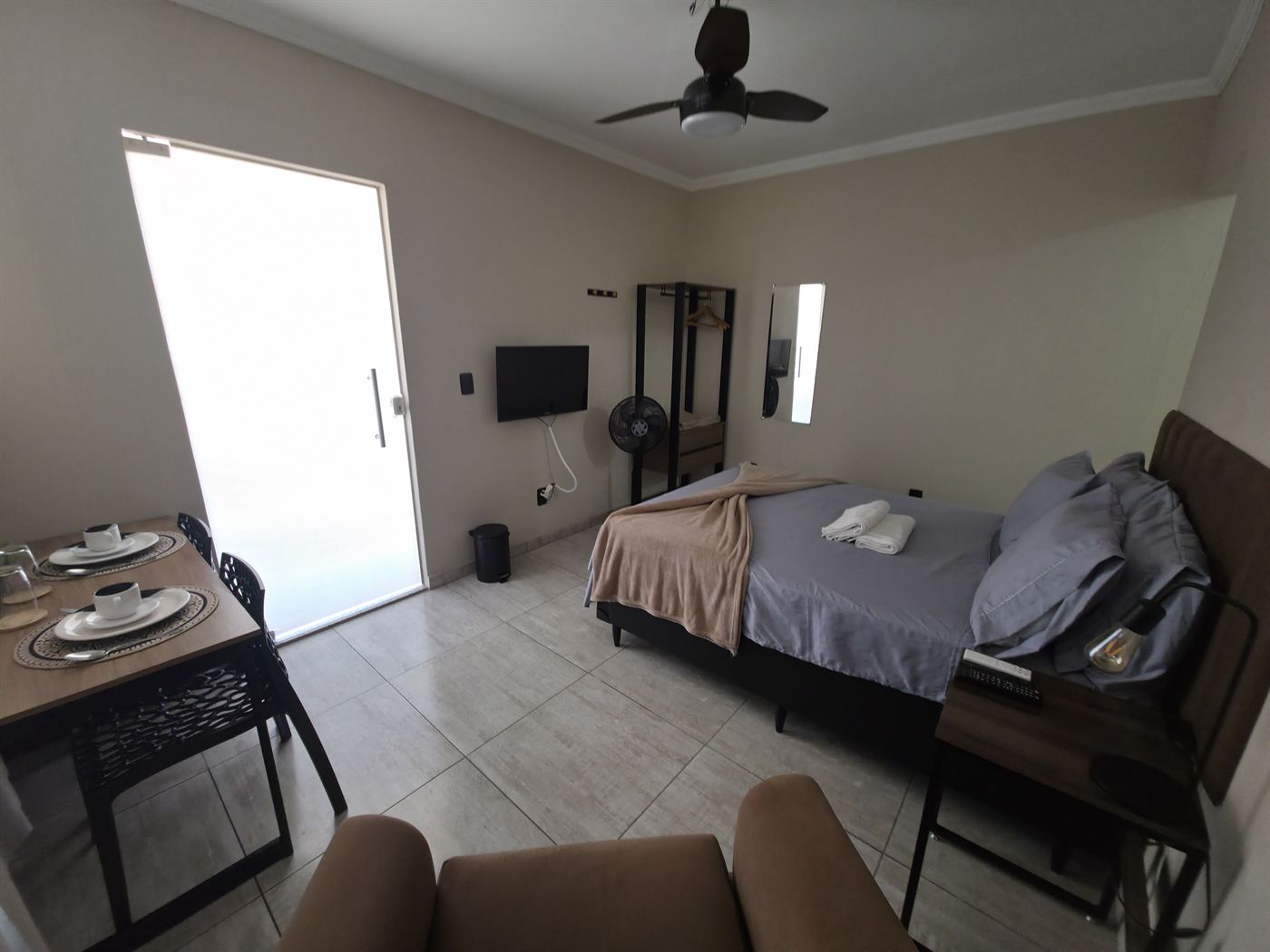 Cama confortável com Smart TV no Quarto Comfort em Macaé
