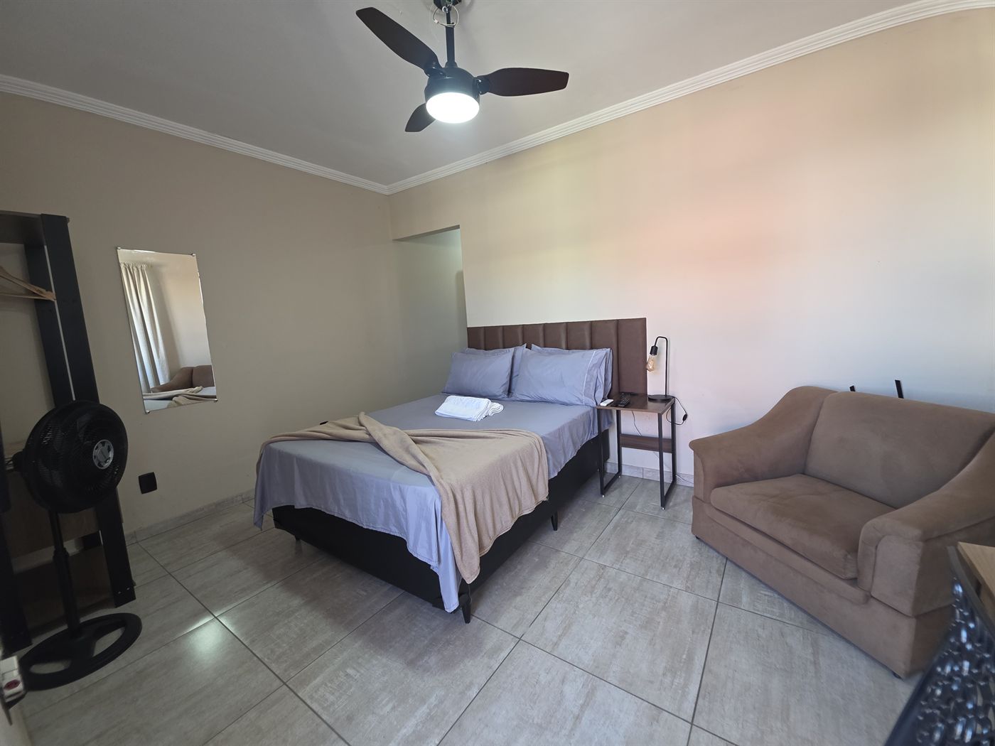Poltrona espaçosa no Quarto Comfort com varanda em Macaé