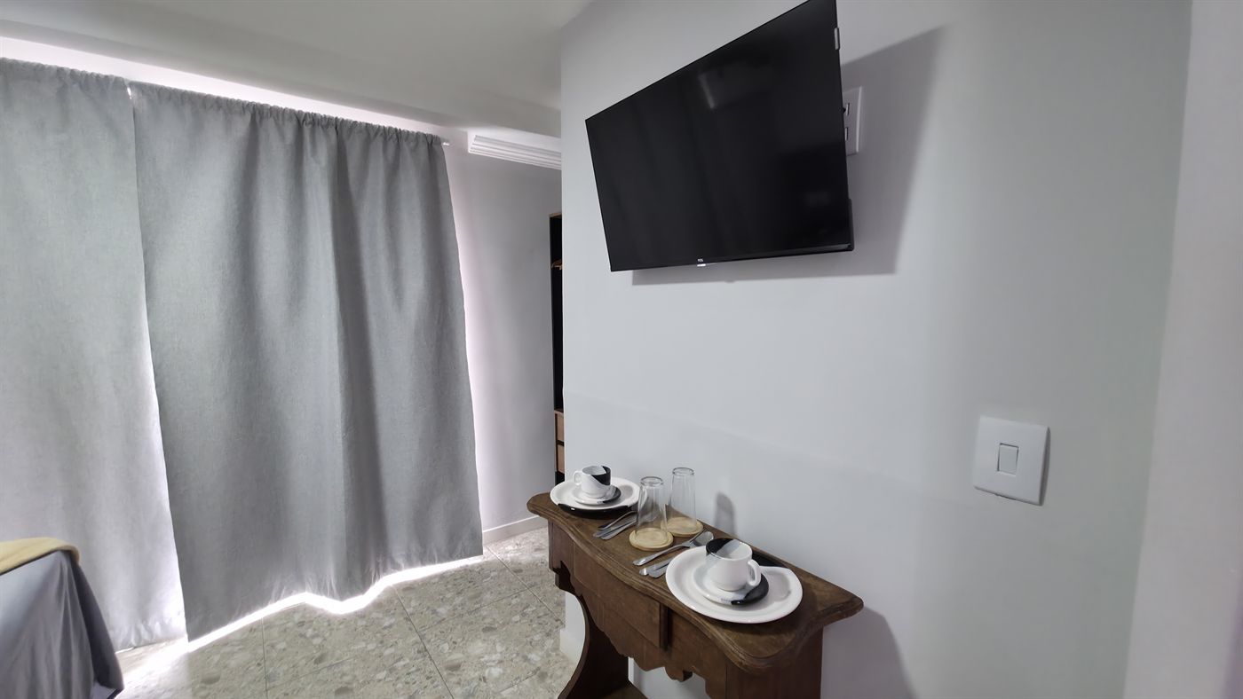 Smart TV e cantinho do café na Suite Rooftop em Macaé